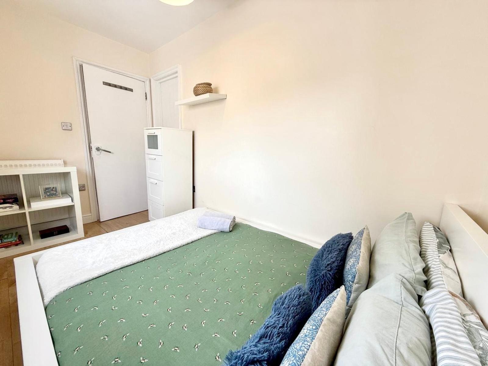 Lovely 3 Bedroom Flat , Aldgate, Tower Hill, Whitechapel Appartement *