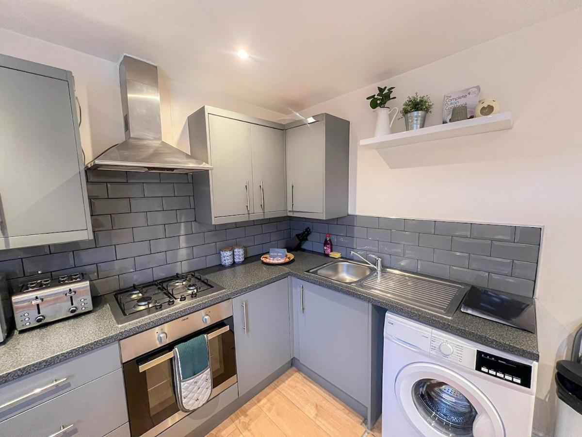 Lovely 3 Bedroom Flat , Aldgate, Tower Hill, Whitechapel Apartment London