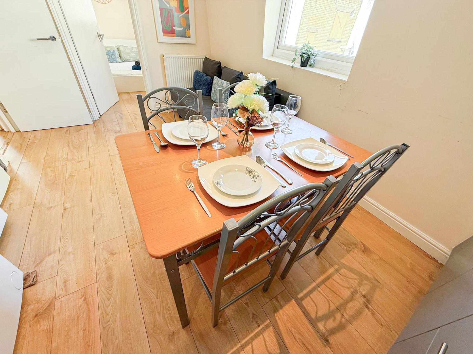Lovely 3 Bedroom Flat , Aldgate, Tower Hill, Whitechapel Apartment *